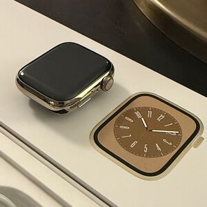 Apple Watch in Gold Series 8